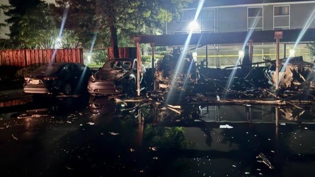 Overnight fire at San Jose housing complex damages more than 20 vehicles, carport โ CBS Bay Area (KPIX), Menlo Park Community news