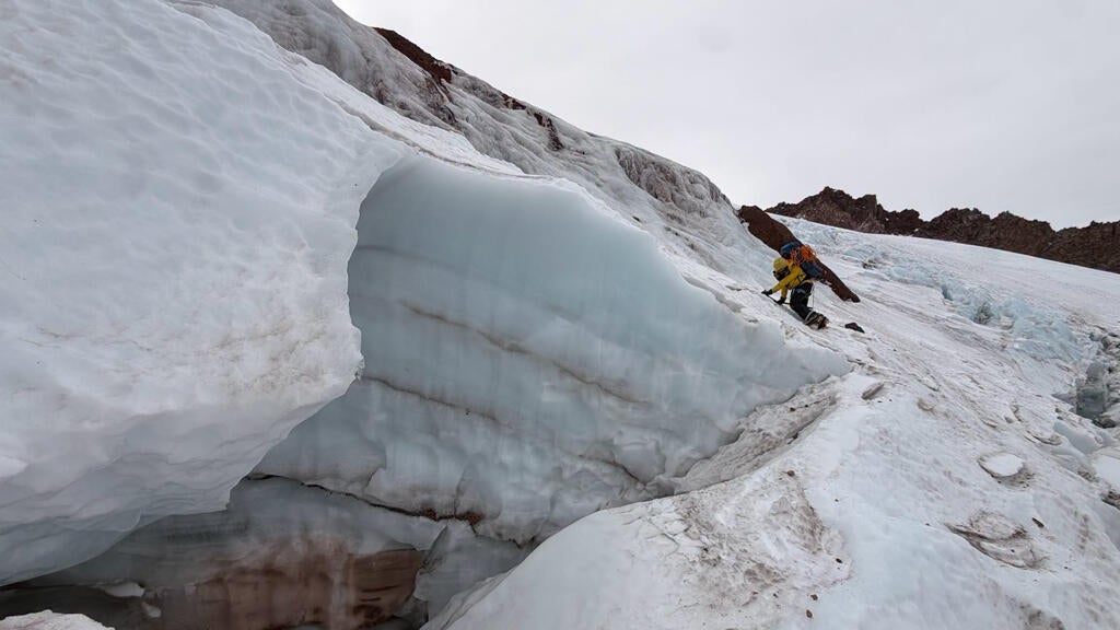 Florida man injured climbing California's Mount Shasta rescued after 2 nights in freezing temps — CBS Miami, Menlo Park Health news
